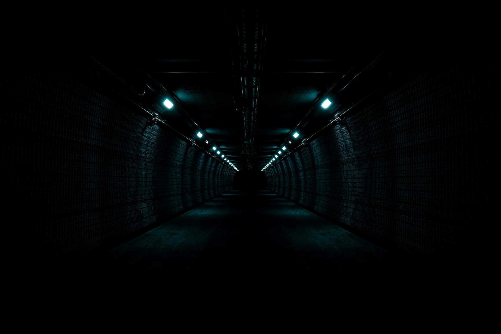 Túnel con líneas de luz en perspectiva